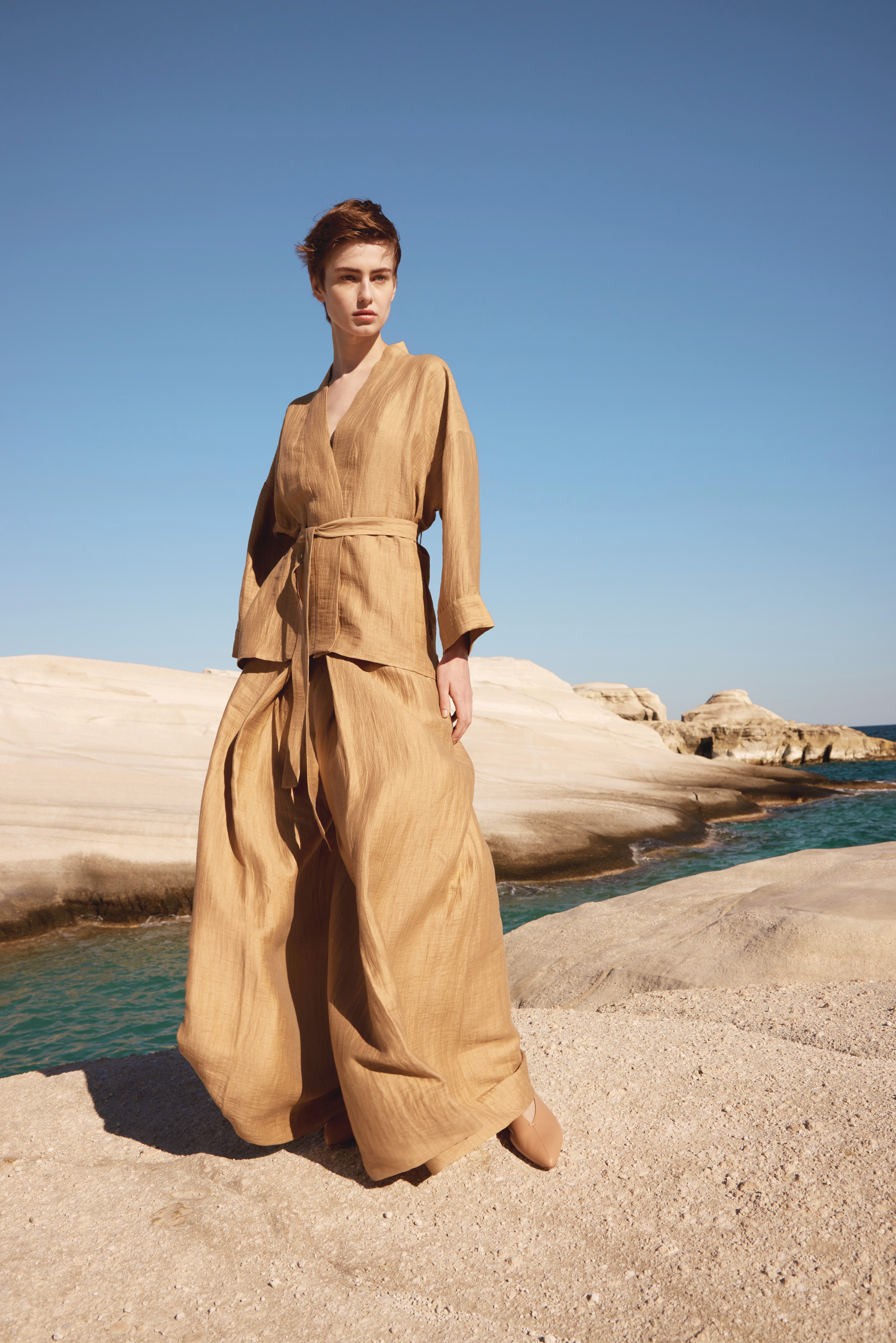 Spring Summer 2026 — бежевый костюм-кимоно в полный рост