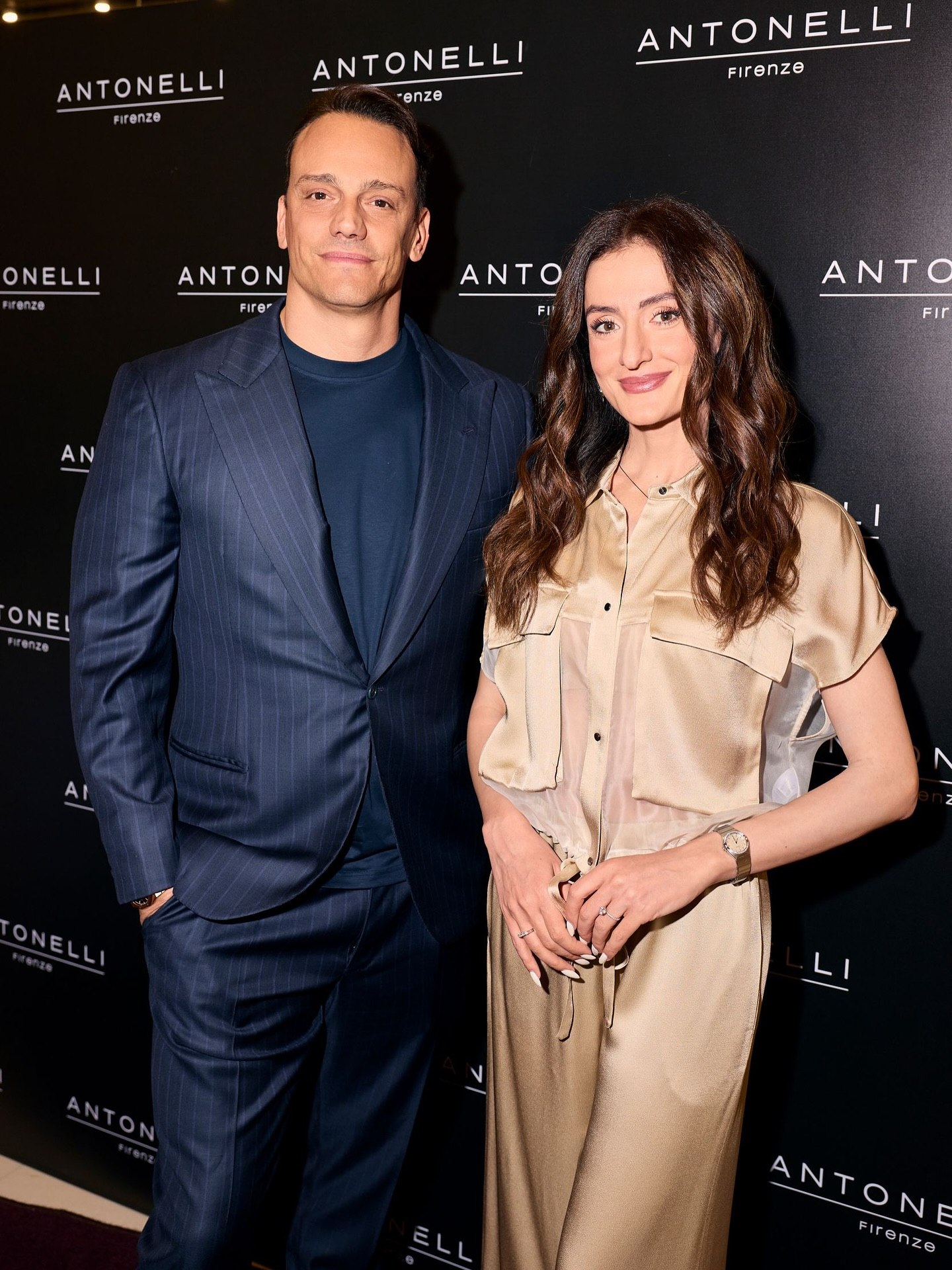 Марко Берни и гостья презентации на фоне Antonelli Firenze