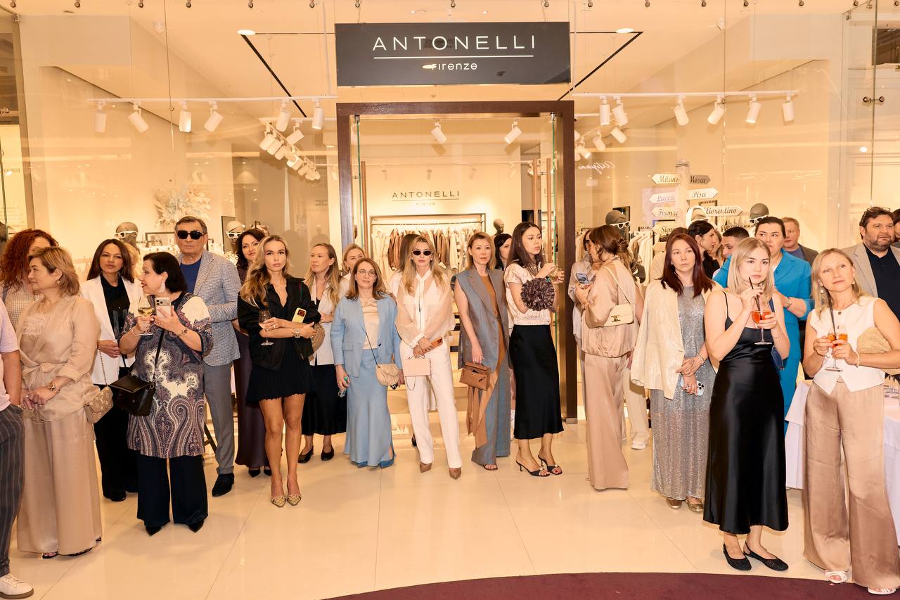 Общее фото гостей презентации Antonelli Firenze